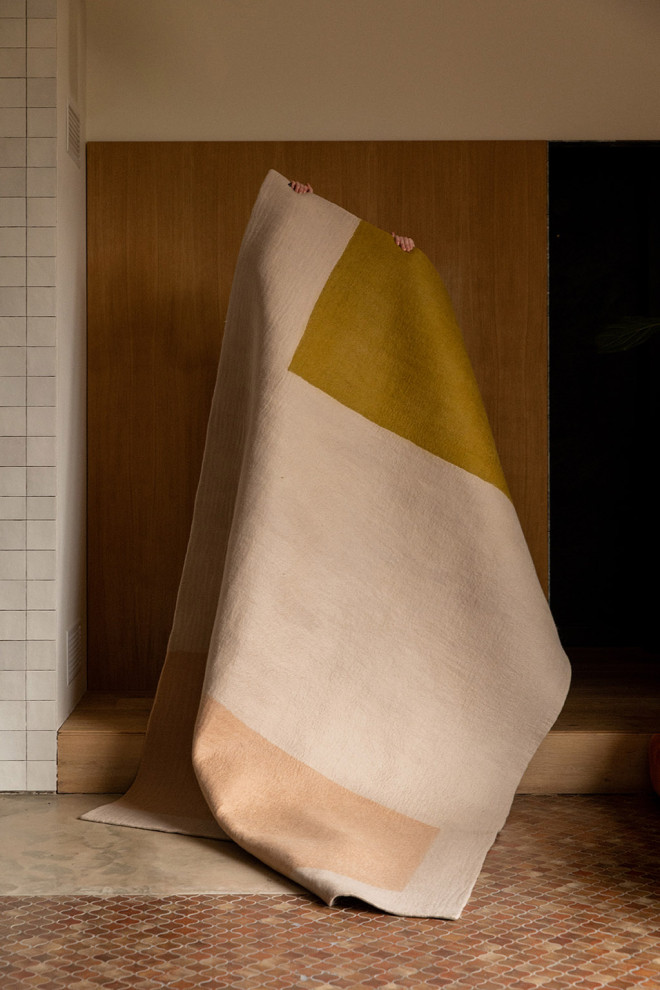 Tapis color block en laine feutrée pour une décoration contemporaine