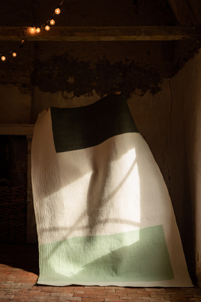 Tapis rectangle tricolore en laine feutrée pour une décoration contemporaine