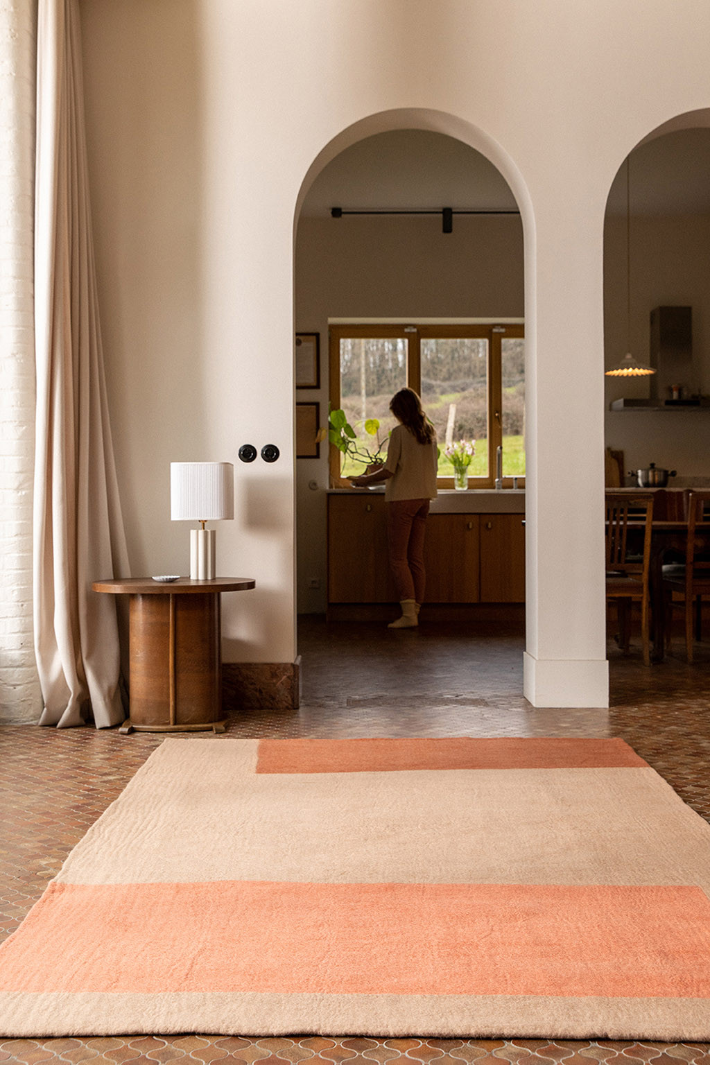 Grand tapis rectangle tricolore en feutre dans un salon
