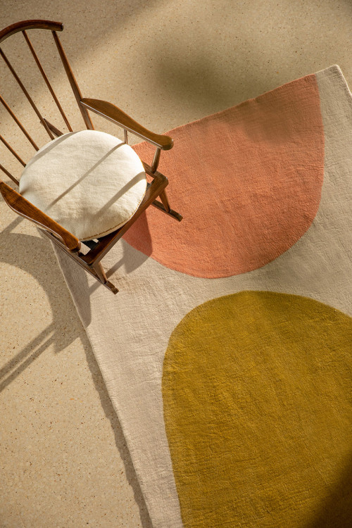 Tapis rectangle en feutre tricolore et rocking chair dans le salon Tapis rectangle en feutre tricolore et rocking chair dans le salon