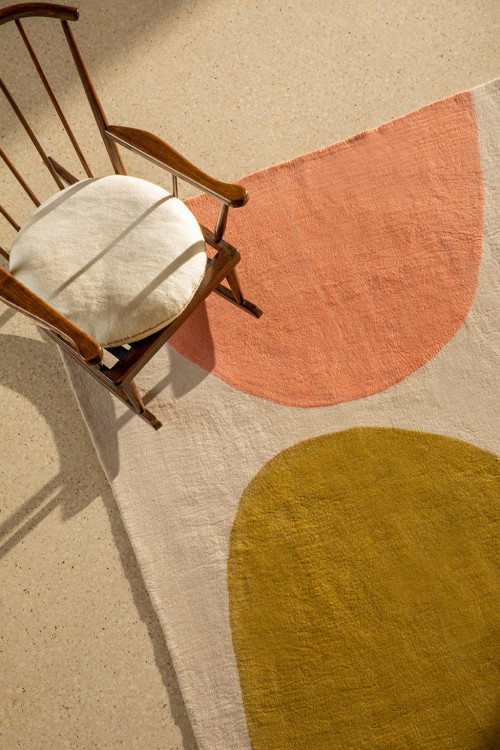 Grand tapis en laine bouille rectangle dans un salon avec fauteuil