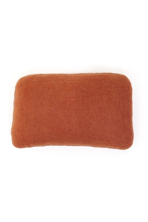 coussin caillou corail en feutre et kapok