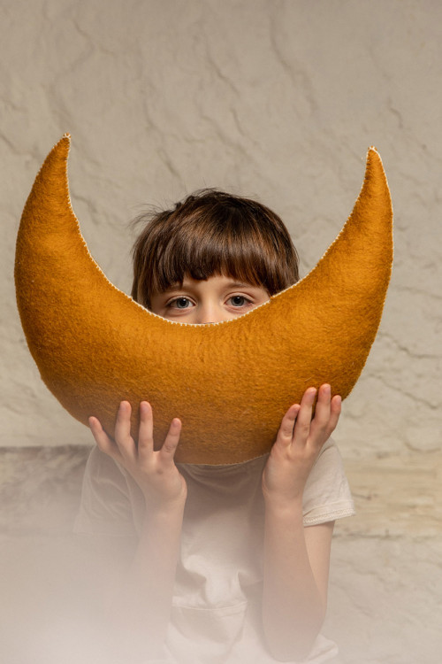 Coussin LUNE en laine feutrée, fait à la main au Népal