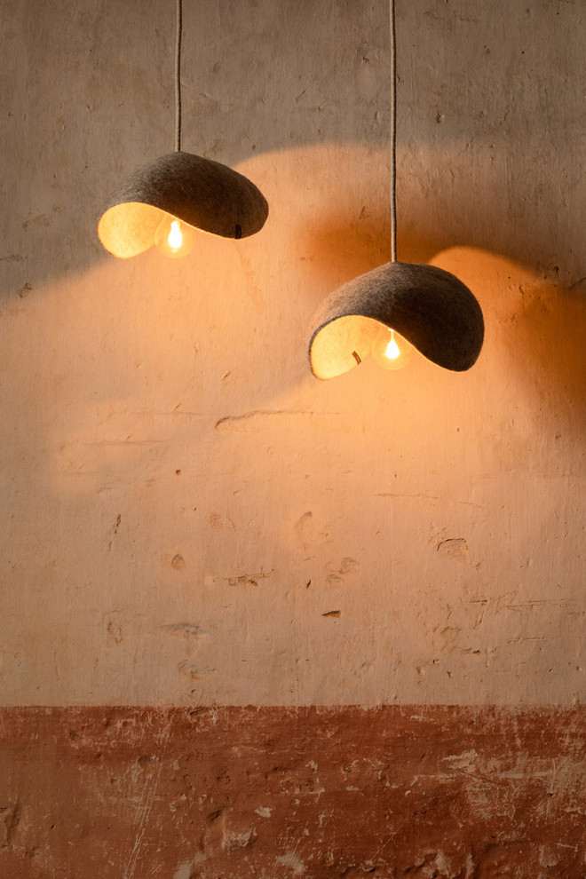 Duo de suspensions lumineuses en feutre de laine nude pour une touche cosy