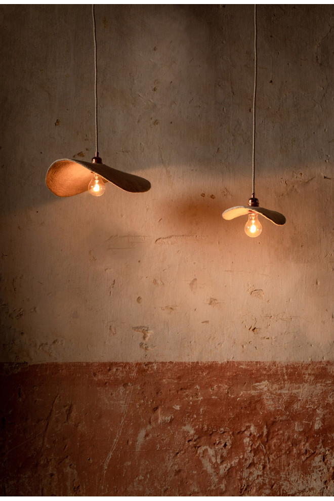 Une suspension lumineuse blanche au-dessus de la table de salle à manger