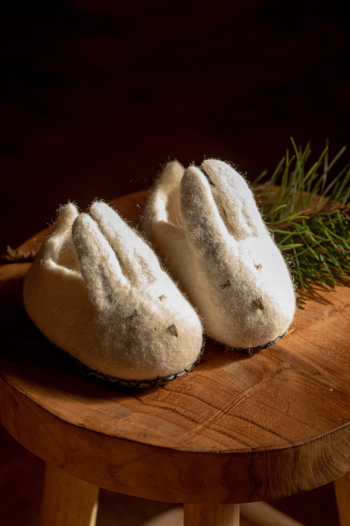 Bunny slippers in felt and leather