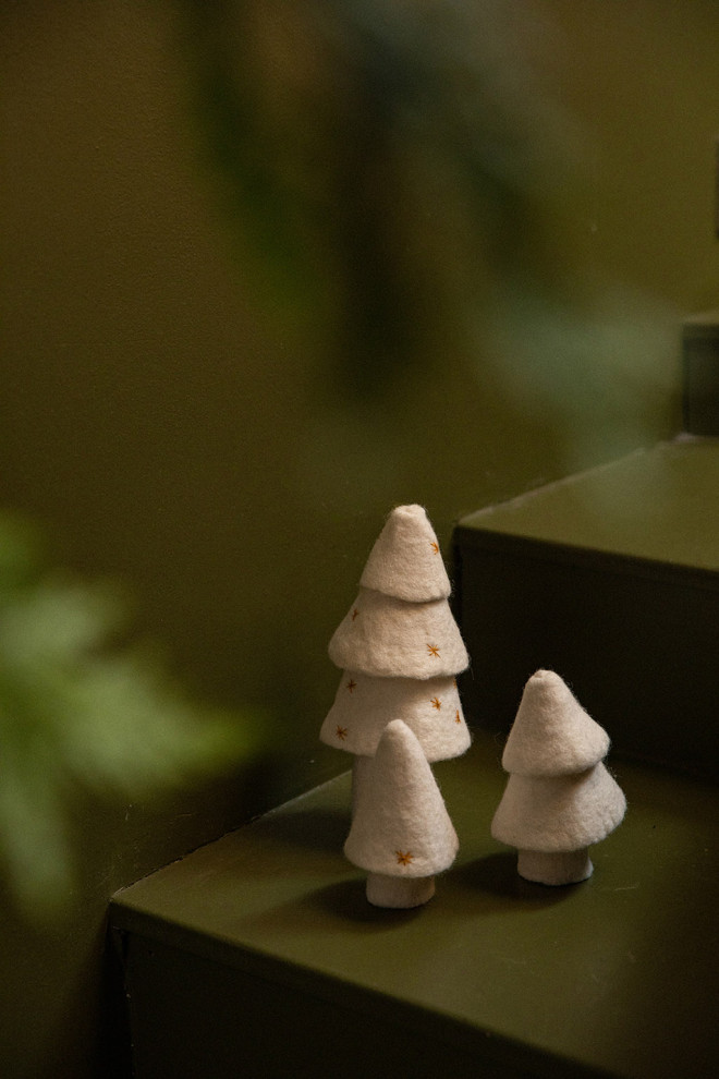 trio de sapins blancs en feutre pour une décoration chaleureuse et festive