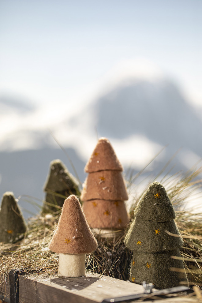 trio de sapins blancs en feutre pour une décoration chaleureuse et festive