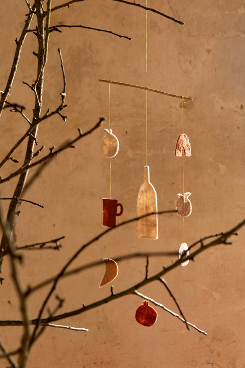 APRIL HANGING DECOR