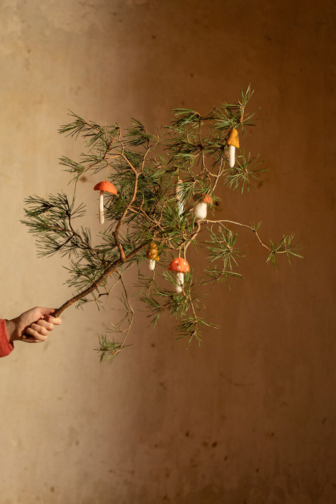 Weihnachtsdekorationen aus Filz in Form eines Pilzes