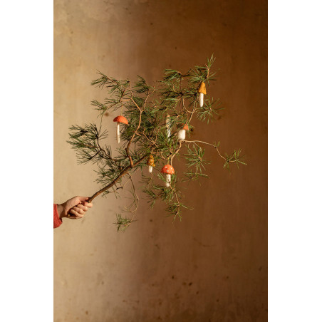 Weihnachtsdekorationen aus Filz in Form eines Pilzes