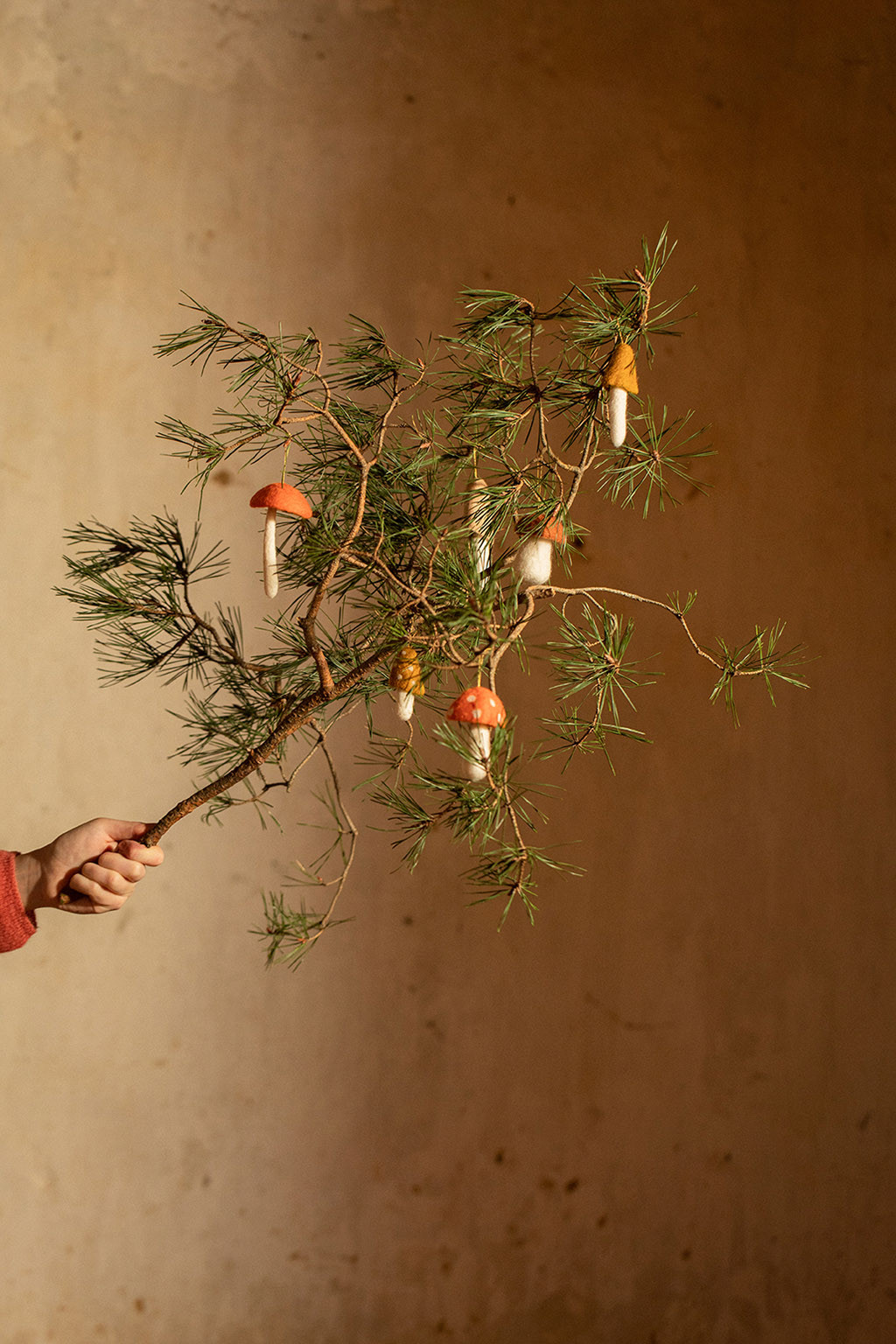 Weihnachtsdekorationen aus Filz in Form eines Pilzes