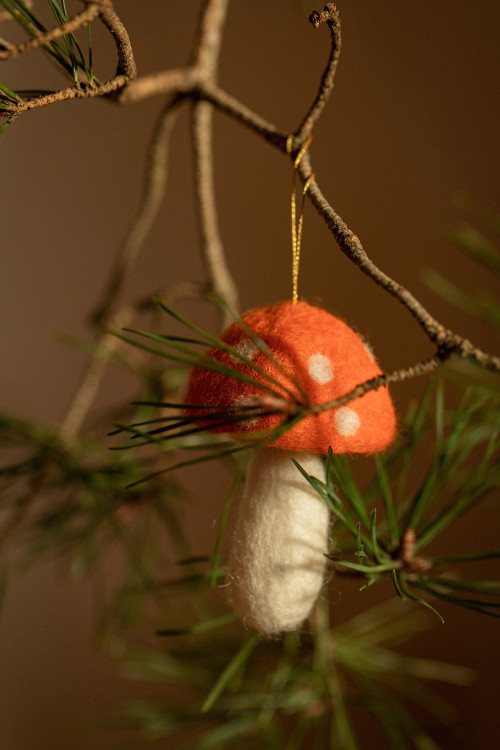 Petit champignon en feutre à suspendre dans le sapin de Noël