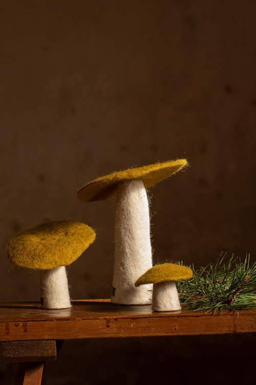 Trio von dekorativen Pilzen aus natürlicher Filzwolle