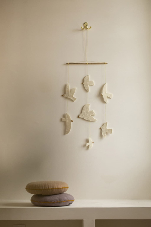 Birdy hanging decor in felt and bamboo for a child’s bedroom