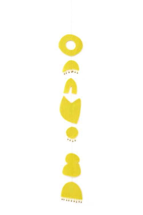Mobile Chakra jaune fleur de soufre en feutre piqué et clochettes laiton