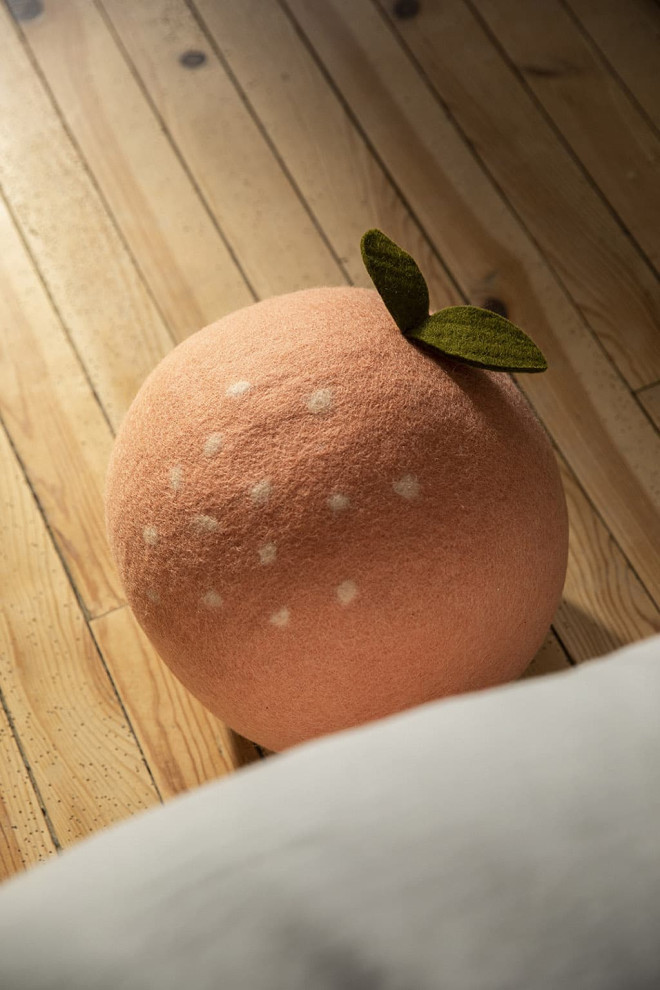 Felt peach pouffe: a playful and nomadic seat