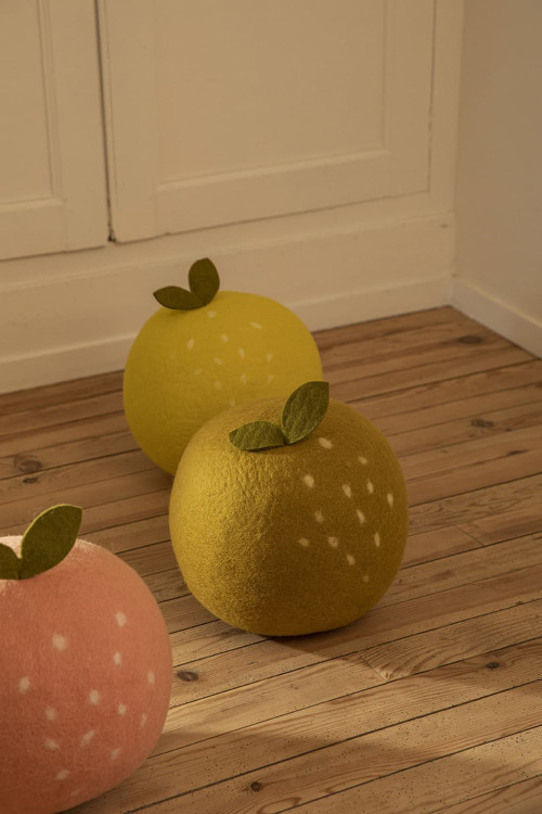 Ambiance joyeuse dans une chambre d'enfant avec le pouf pomme en feutre