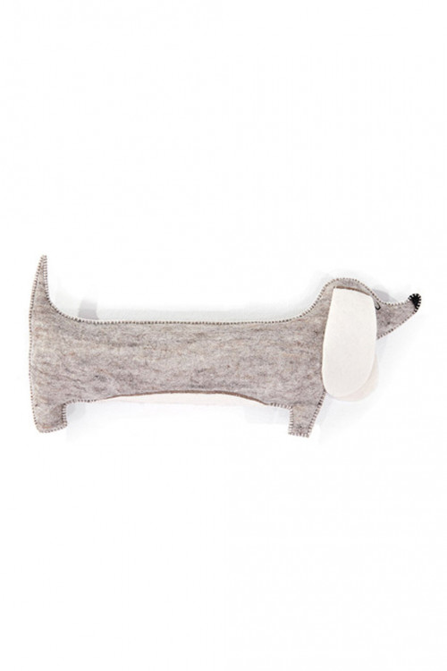 coussin pasu chien saucisse pierre clair en feutre et kapok