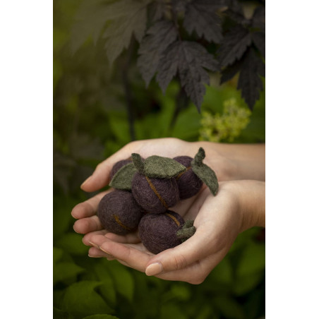 une poignée de prunes en feutre