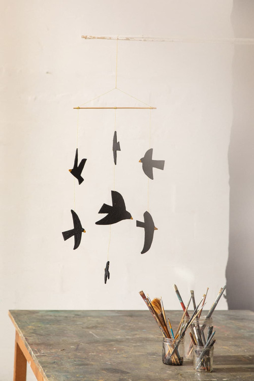 Un petit mobile oiseaux poétique en feutre piqué noir