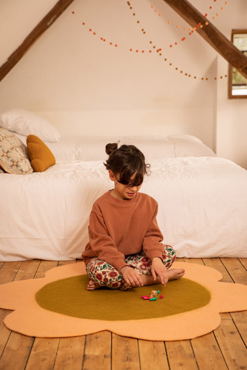 Wool felt daisy rug in a child's bedroom