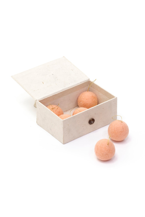 Un coffret de boules de Noël feutrées à suspendre pour le sapin