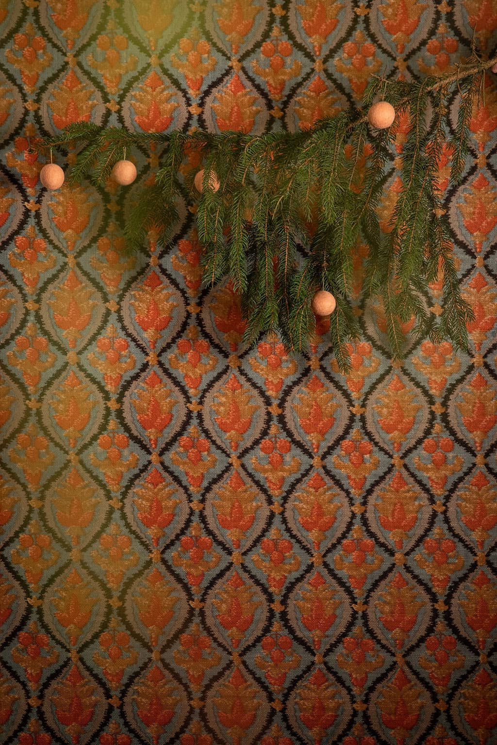 Des boules de Noël en feutre à suspendre dans le sapin