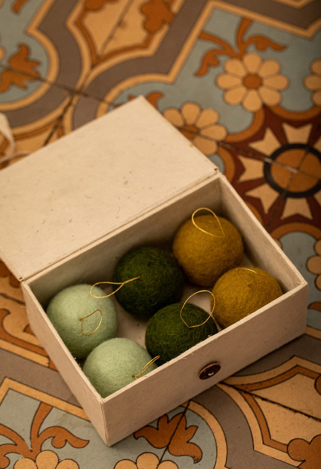 Coffret de boules de Noël artisanales en feutre pour le sapin