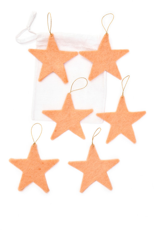6 little pink felt stars to decorate your home for Christmas