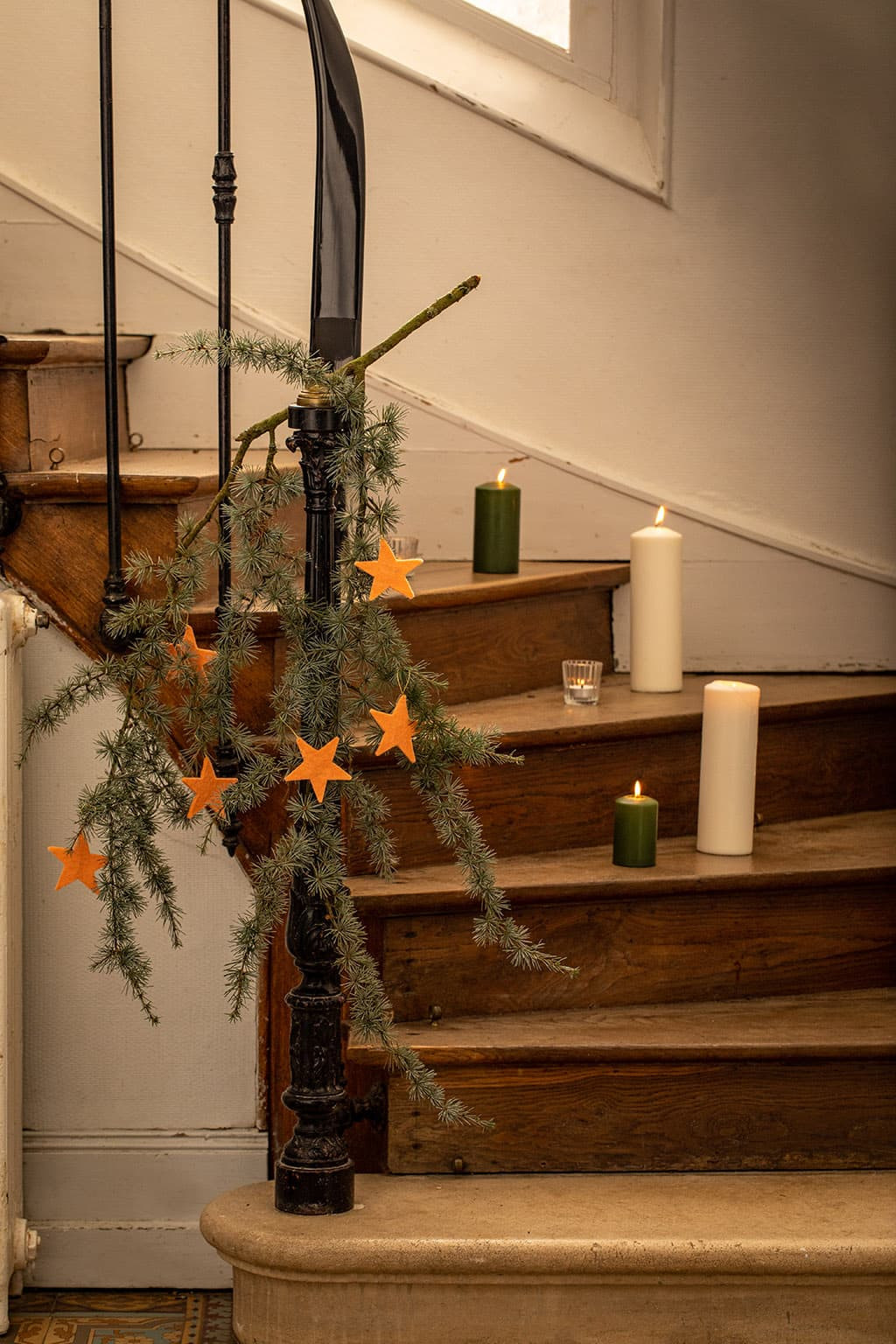 Kleine Weihnachtssterndekorationen zum Aufhängen aus Filz, handgefertigt in Nepal