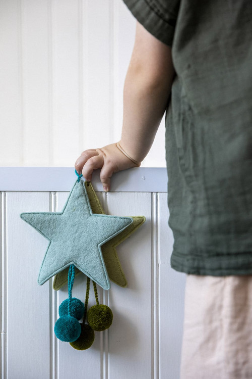 POMPOMS STAR HANGING