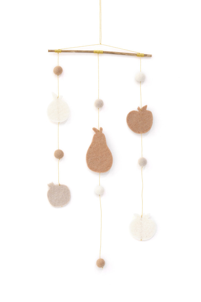 Birdy hanging decor in felt and bamboo for a child’s bedroom