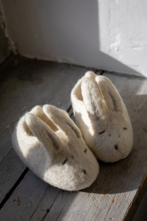des chaussons pour enfant en forme de lapin fabriqués artisanalement en feutre naturel