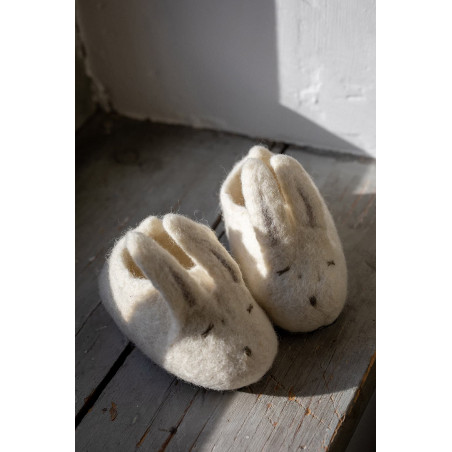 des chaussons pour enfant en forme de lapin fabriqués artisanalement en feutre naturel