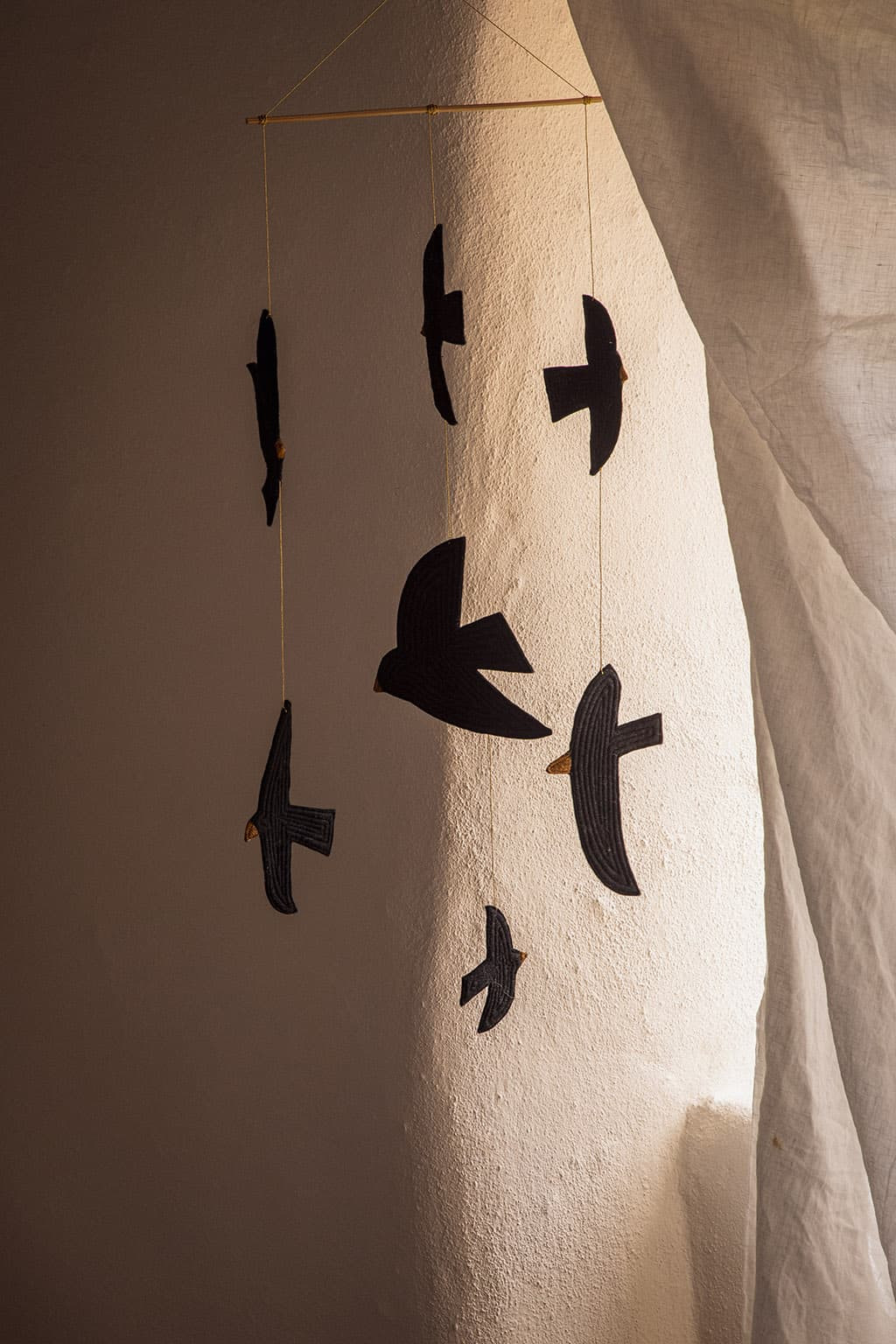 Grand mobile oiseaux décoratif en feutre de laine noir pour la maison