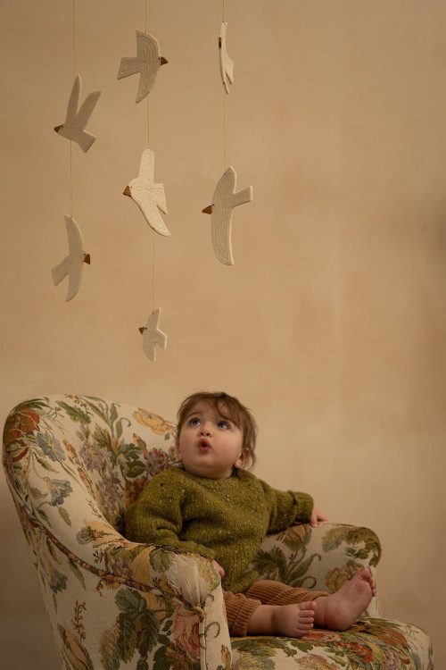 Un mobile oiseaux en feutre et bambou pour une chambre d'enfant