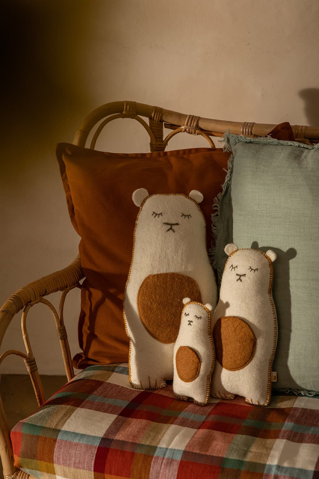 Coussin ours en laine feutrée pour enfant