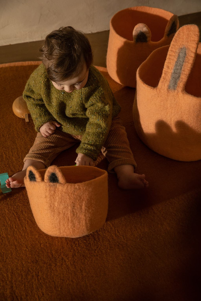 un panier en feutre pour ranger les jouets des enfants