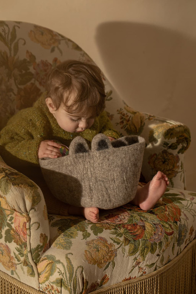 a felt basket to store the children's toys