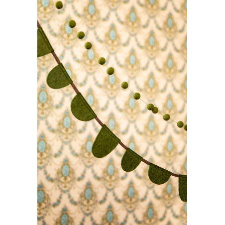 Une guirlande en laine à pompons pour décorer la maison