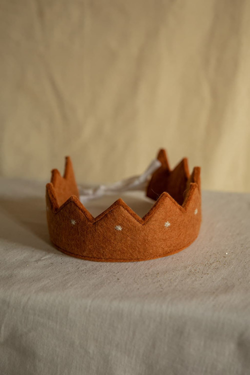Felt crown for children, embroidered with small stars