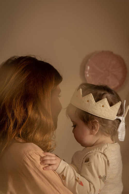 Mutter und Baby mit seiner kleinen Filzkrone auf dem Kopf