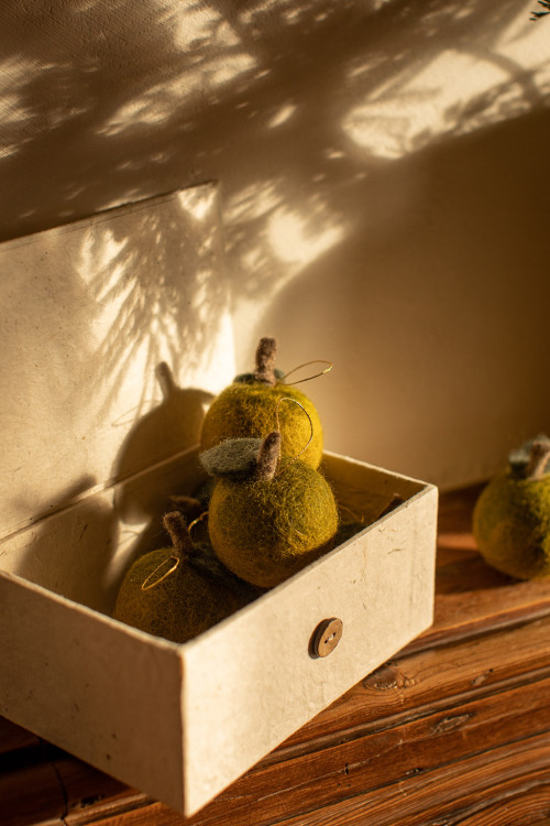 BOX OF 6 LITTLE HANGING APPLES