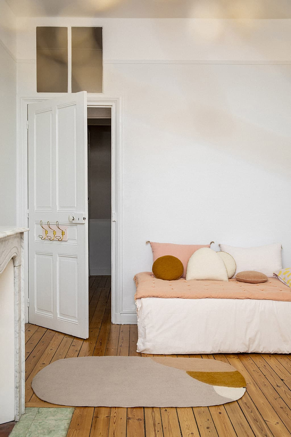 Tapis en laine bouillie ovale gris avec détail ocre, blanc et rose pour la chambre