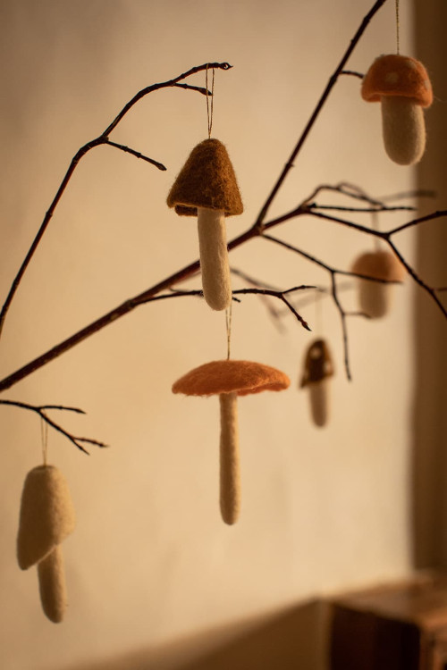 Ornement de Noël en forme petit champignon effet feutrine suspendu dans le sapin