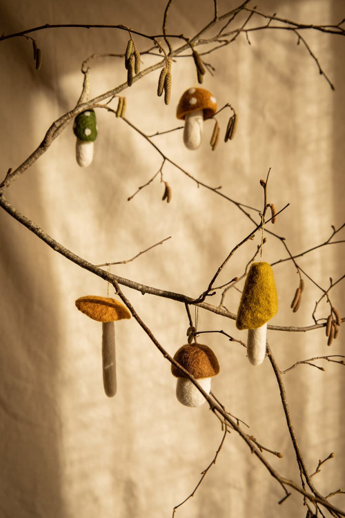 Décorations champignons effet feutrine suspendues dans le sapin
