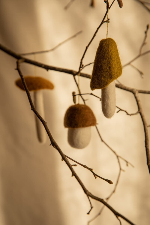 Petits champignons feutrés à suspendre dans l'arbre de Noël