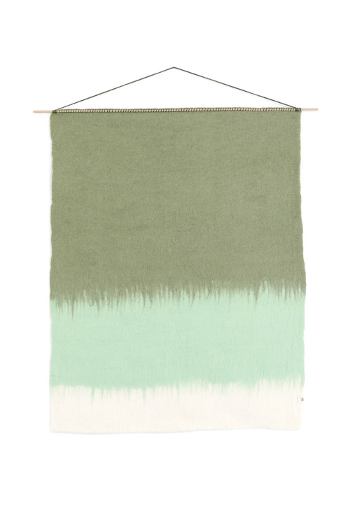 tenture murale brush vert sauge en feutre et bambou