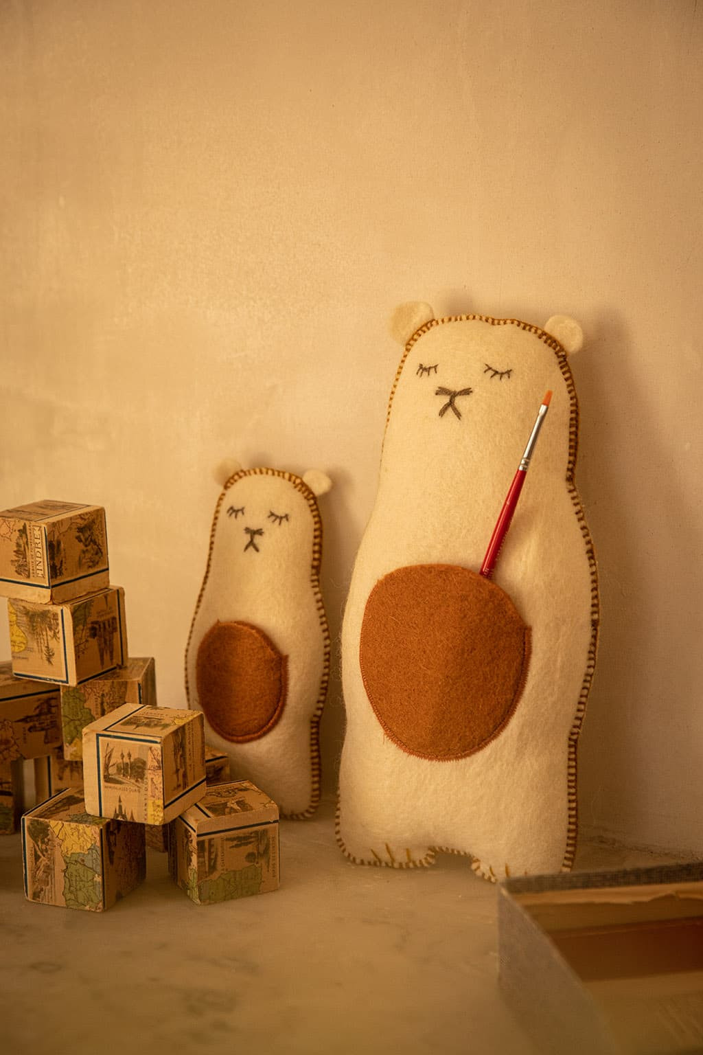 Trois petits coussins ours en feutre pour enfant